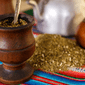 Cuias de chimarrão sobre a mesa, com um montinho de erva mate