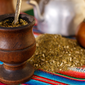 Cuias de chimarrão sobre a mesa, com um montinho de erva mate