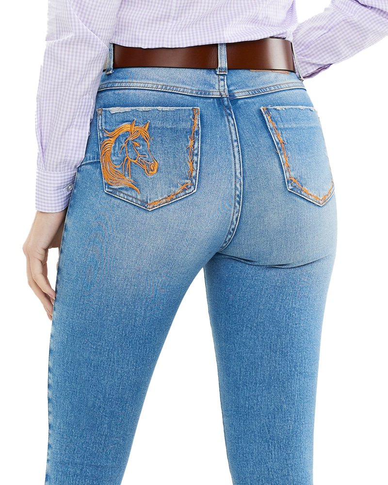 Detalhe do bordado da Calça Jeans Feminina Skinny Pampa Aramado Maragata
